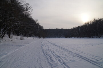 Obraz premium snow-covered lake and ski trail