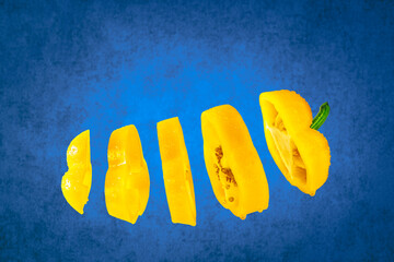 Ein in Scheiben geschnittener gelber Paprika vor einem blauen Hintergrund