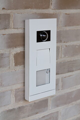 Türklingel mit Kamera im Eingangsbereich auf Steinwand