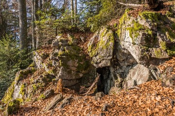 Alte verwitterte Granit Felsen Formation mit Höhle und Durchbruch im Wald auf der Rusel und Ruselabsatz nähe Geisslinger Stein Königstein und Hausstein im bayerischen Wald bei Deggendorf und Regen, De