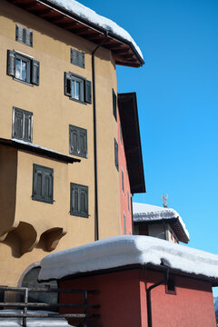 abitazione casa montgna neve colori serramenti finestre intonaco cappotto casa colorare casa pitturare casa 