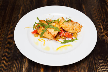 Chicken salad with arugula and crispy pepper