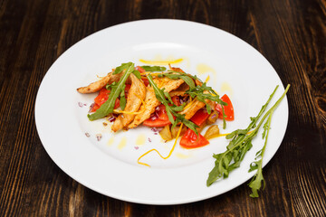 Chicken salad with arugula and crispy pepper