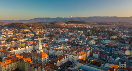 Jelenia Góra - miasto z widokiem na Karkonosze © Maciej Chyra
