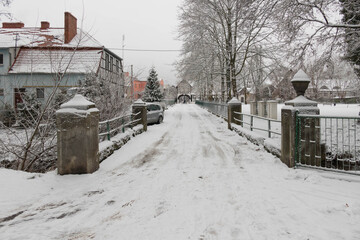 Ulica w prowincjonalnym miasteczku pokryta warstwą śniegu.