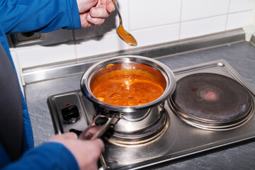 Eine Fertigsuppe wird aufgewärmt