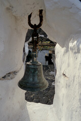 Fototapeta premium Glocke am Eingang zu Jameos del Aqua auf Lanzarote