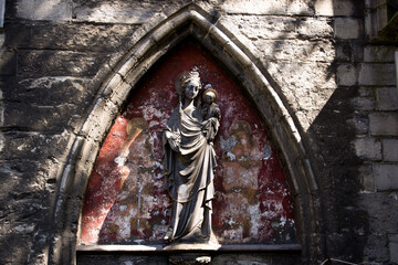 Basilika Tür mit Statue