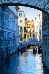 Obraz na płótnie Canvas Gondel auf Kanal in Venedig mit Licht und Schatten