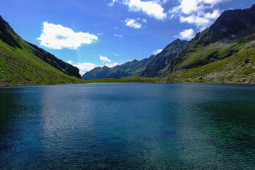 Fototapeta na wymiar deep blue water from a mountain lake in the summer