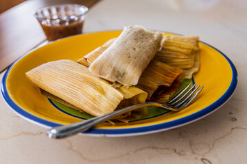 Plato de tamales tradicionales mexicanos en mesa deliciosos 
