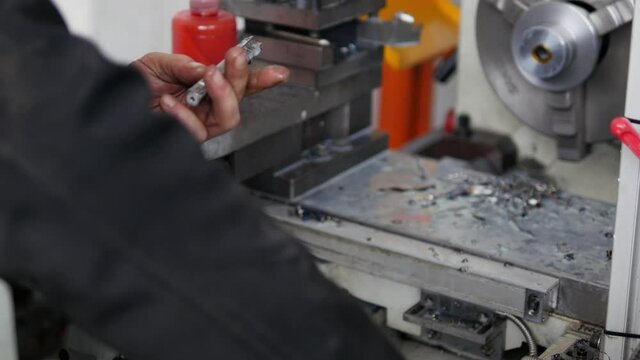 Manual engine lathe machine in the batch processing of shaft and disk part, turning inner and outer cylindrical, conical and other rotating surfaces, modulus and pitch thread and drilling horizontal 
