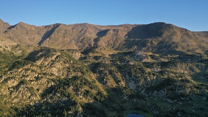 Fototapeta premium survol des lacs et forets des Bouillouses dans les Pyrénées-Orientales