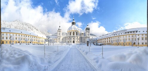 Kloster Ettal im Winter mit Schnee