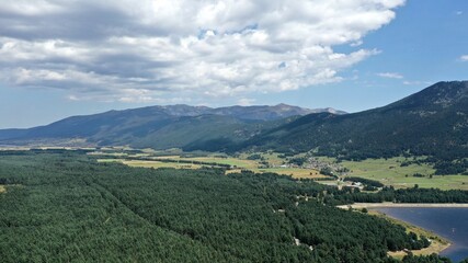 survol du lac de Matemale dans les Pyrénées-Orientales