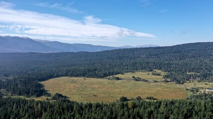 Obraz premium survol des lacs et forets des Bouillouses dans les Pyrénées-Orientales