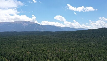 survol du lac de Puyvalador dans les Pyrénées