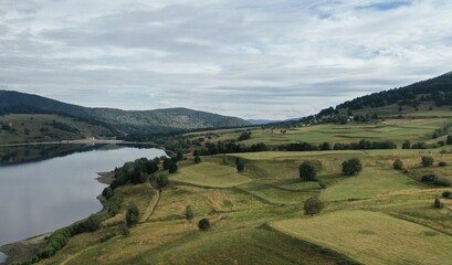 Fototapeta premium survol du lac de Puyvalador dans les Pyrénées