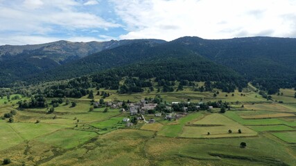 Obraz premium survol du lac de Puyvalador dans les Pyrénées