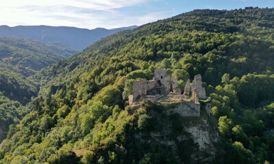 Fototapeta na wymiar Châteaux cathares et haute-vallée de l'Aude vus du Ciel