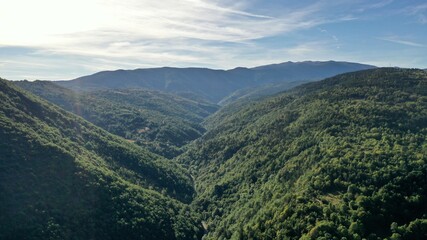 Naklejka premium survol de la haute vallée de l'Aude en Occitanie