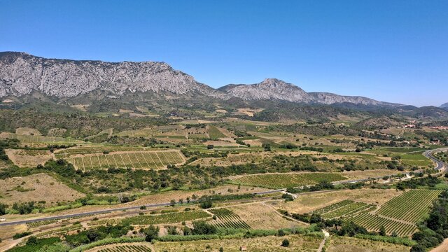 survol des vignes de Maury dans les Pyr&eacute;n&eacute;es-Orientales