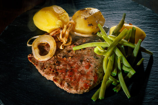 Rum steak mit Kartoffeln und Bohnen