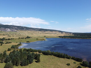survol du lac de Matemale dans les Pyrénées-Orientales
