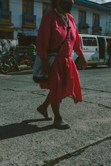Fototapeta premium mujer caminando por el parque
