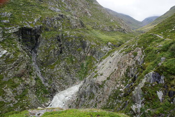 Felsklippen am Rande des Flussbeckens eines Gebirgsbaches