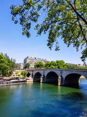 Fototapeta na wymiar Parisian bridge over the river
