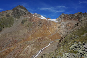 Gebirgsformation mit Gipfelgrat