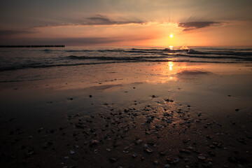Fenomenalny zachód słońca nad Morzem Bałtyckim, Rewal, Polska - obrazy, fototapety, plakaty