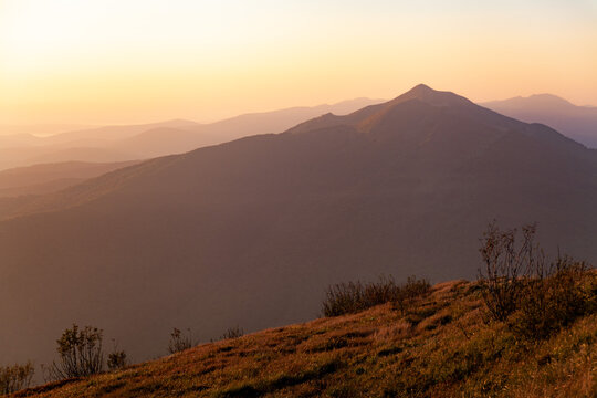 Fototapeta Letni wschód słońca nad szczytem Połoniny Caryńskiej, Bieszczady, Polska