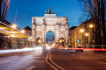 Fototapeta na wymiar arch of triumph at night city