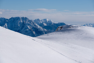 un bel paesaggio invernale, il bosco e le montagne coperte dalla neve, il manto di neve rende il...