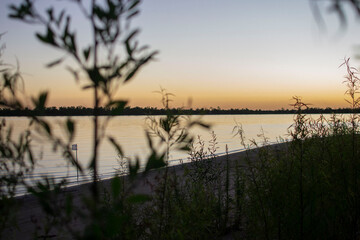 atardecer en el rio parana