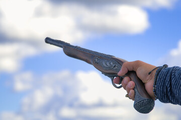 Zabytkowy pistolet skierowany ku niebu. - obrazy, fototapety, plakaty
