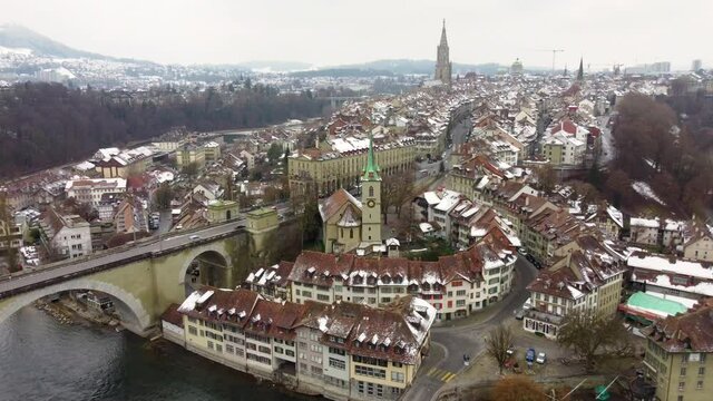 Heranflug zu Nydeggkirche , Schweiz, Bern im Winter