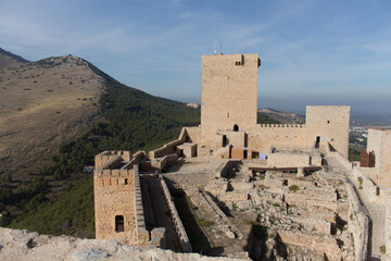 Vistas del interior de un castillo antiguo.