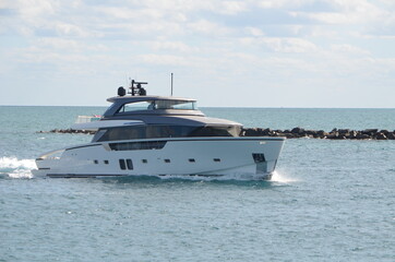 Fototapeta na wymiar Motor yacht approaching Port of Miami