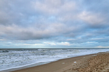 Obraz premium paysage de la côte de la mer du Nord en Belgique avec des vagues au parc naturel du Zwin en hiver par temps nuageux