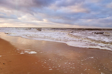 paysage de la côte de la mer du Nord en Belgique avec des vagues au parc naturel du Zwin en hiver par temps nuageux