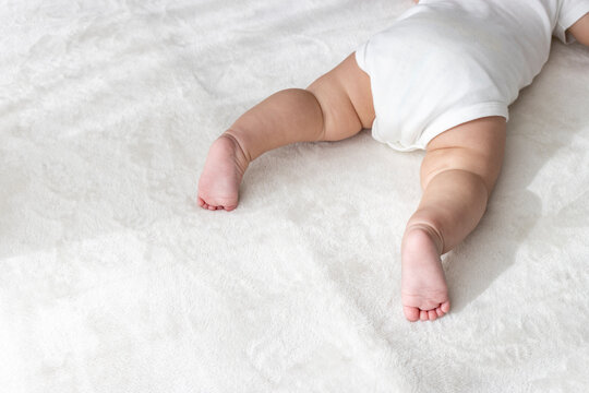 夏服を着た赤ちゃんの足(0歳、生後6か月、女の子、日本人)