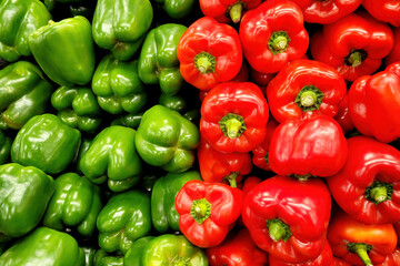 Obraz na płótnie Canvas red and green bell peppers