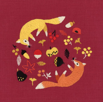 秋のモチーフと狐の刺繍