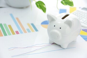 豚の貯金箱とお金 投資イメージ