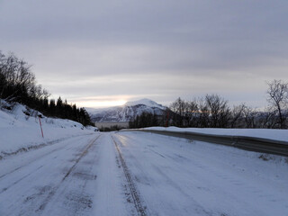 Fototapeta na wymiar Strasse im Winter zwischen Olderdalen und Nordmannvik, Norwegen