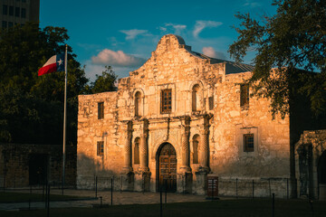 The Alamo in San Antonio Texas during golden sunset. Historic Texas Mission and battle site in the Texas Revolution against Mexico - obrazy, fototapety, plakaty