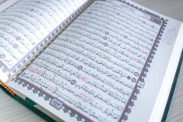 Obraz premium Close up of hand when reading the Holy Quran at the mosque. Selective focus